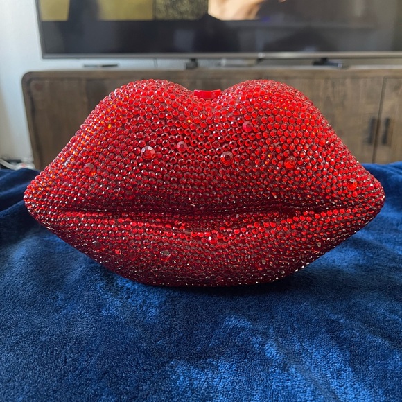 Heart Shaped Clutch - Picture 1 of 4